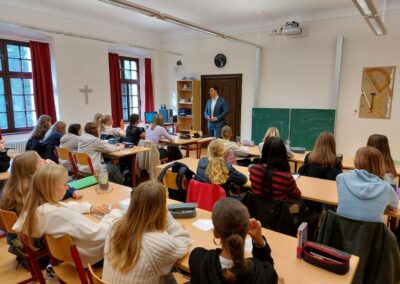 Politikunterricht mit den Schülerinnen der Klasse 9 der Franz-von-Sales Schule